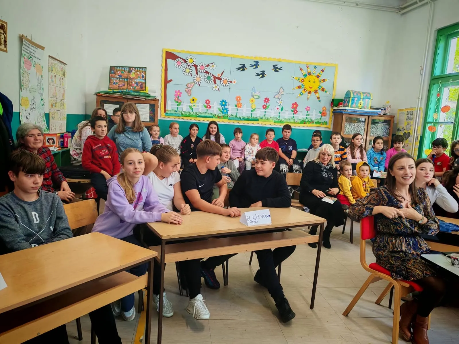 Ученици и наставници у учионици током квиза за Дечју недељу у Волуји