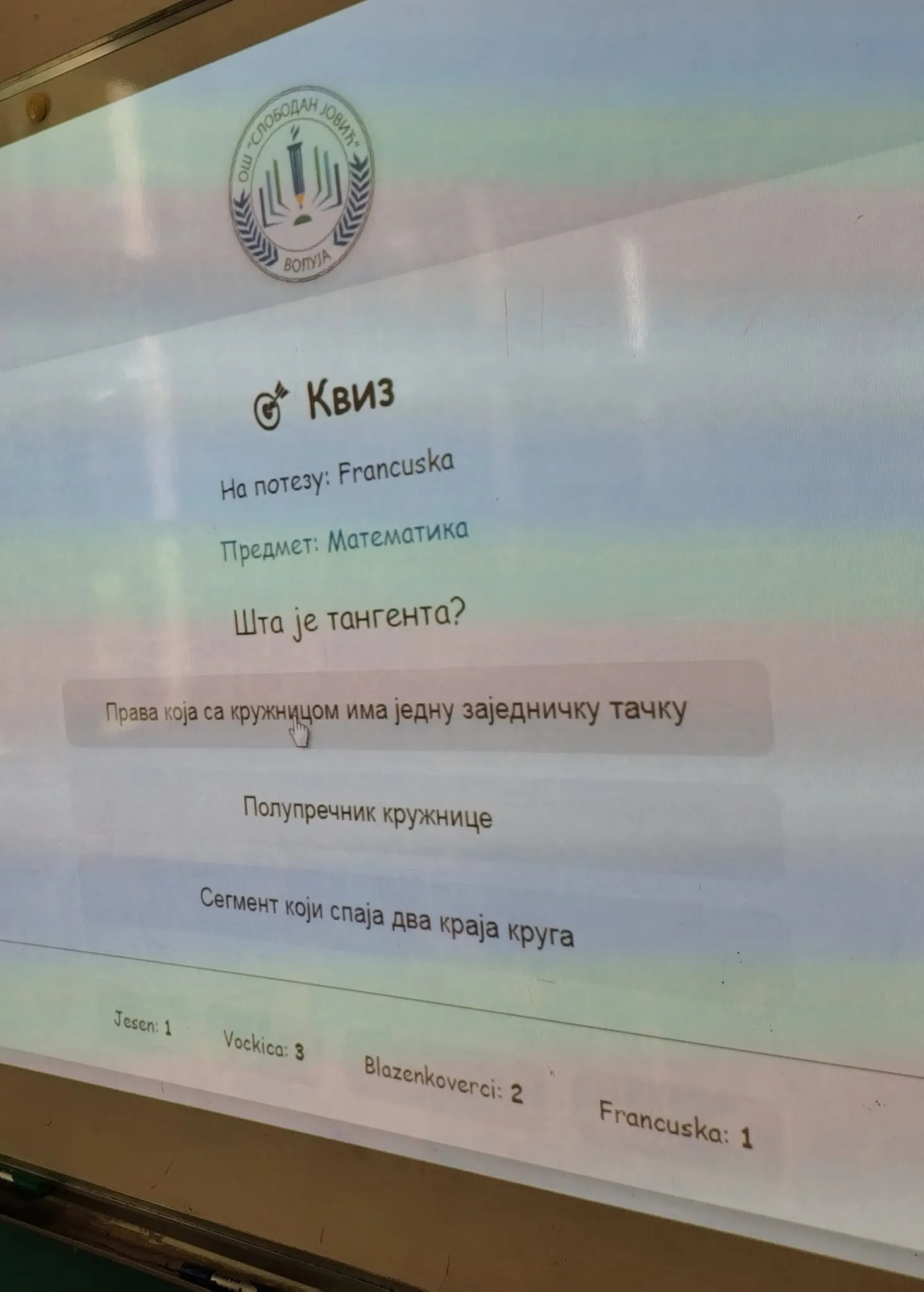 Пројекција школског квиза са питањем из математике о тангенти кружнице